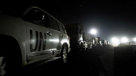 Trucks mit Hilfsgütern des Welternährungsprogramms (WFP) auf dem Weg in den Norden des Gazastreifens.