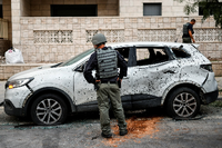 Sicherheitskräfte untersuchen Schäden nach Bombenangriffen auf Israel. Foto: REUTERS