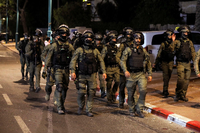Israelische Sicherheitskräfte kontrollieren die Straßen in der Stadt Lod. Foto: REUTERS/Ammar Awad