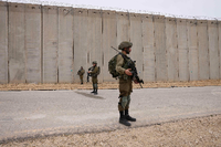 Israelische Soldaten bewachen am 7. Dezember 2021 den Zaun entlang der Grenze zum Gazastreifen bei Moshav Netiv HaAsara im Süden Israels. Foto: AFP/ENAHEM KAHANA