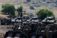 Panzer und Soldaten der israelischen Armee auf den besetzten Golanhöhen. Foto: Reuters/Ronen Zyulun