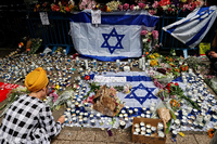 Eine israelische Frau gedenkt den Opfern des jüngsten Terroranschlags in Tel Aviv. Foto: AFP
