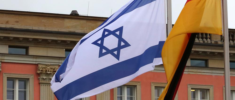 Israelische Fahne im Innenhof des Brandenburgischen Landtages in Potsdam