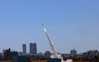 Iron Dome ist aktiviert, um Raketen über Ashdod abzufangen Foto: Emmanuel Dunand/AFP