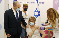 Israels Premier Naftali Bennett begleitet seine Mutter Myrna Bennett bei der Auffrischungsimpfung. Foto: AFP