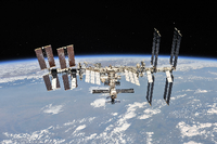 Die ISS hat seit 1998 insgesamt 232 Menschen beherbergt. Für eine Runde um die Erde braucht sie etwa 90 Minuten. Foto: Nasa/Mark Garcia