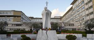 Die Statue von Papst Johannes Paul II. steht vor dem Krankenhauses Agostino Gemelli. 