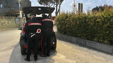 Zwei Beamte der italienischen Carabinieri stehen in Panza an ihrem Auto (Archivbild vom 19.02.2024).