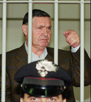 Der italienische Mafiaboss Salvatore «Totò» Riina steht am 02.05.1995 in Rom während eines Prozesses hinter Gittern. Foto: Giulio Broglio/dpa