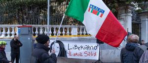 Freiheit für Ilaria Salis fordert ein Plakat an der ungarischen Botschaft in Rom.