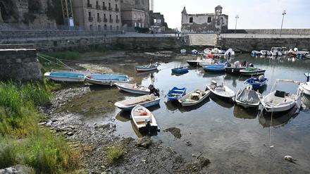 In den vergangenen 70 Jahren hat sich der gesamte Ort Pozzuoli um mindestens vier Meter angehoben. Auch der Hafen ist betroffen. Nun ist sogar eine Fähre auf Grund gelaufen.