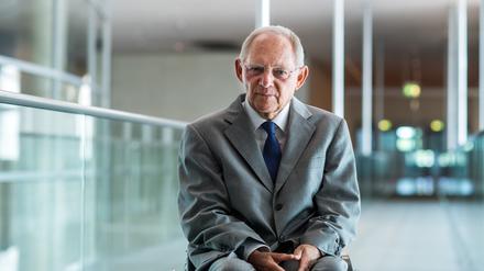 Verstorbene Bundestagspräsident Wolfgang Schäuble (CDU) sitzt nach einem Interview vor seinem Büro im Deutschen Bundestag.