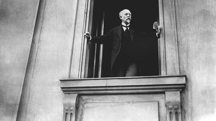 Der SPD-Politiker Philipp Scheidemann am Fenster der Reichskanzlei in Berlin beim Ausrufen der Weimarer Republik.