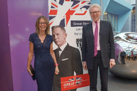 Great Movie. Die britische Botschafterin Jill Gallard und ZDF-Moderator Theo Koll beim Empfang zu Ehren von James Bond. Foto: dpa