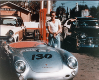 Auf dem Weg zum Rennen. James Dean vor seinem Porsche 550 Spyder, in dem er am 30. September 1955 verunglückte. Foto: Mauritius Images