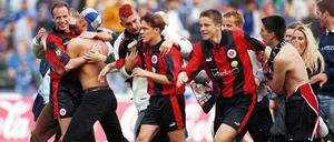 Die eigentlich unmögliche Rettung. Olaf Janßen (Mitte) feiert im Mai 1999 den überraschenden Klassenerhalt mit den Fans von Eintracht Frankfurt.