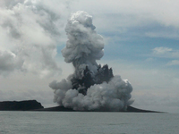 Eine Aschewolke und Gase steigen nach dem Ausbruch eines unterseeischen Vulkans im Inselreich Tonga auf. Foto: imago images/ZUMA Wire
