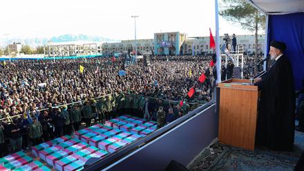 Irans Präsident Ebrahim Raisi spricht bei einer Trauerzeremonie für die Opfer des Terroranschlags von Kerman.