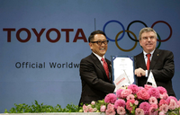 Einigkeit von damals: Das Archivfoto zeigt Toyota-Präsident Toyoda und IOC-Chef Thomas Bach 2015. Foto: Eugene Hoshiko/AP/dpa