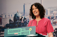 Bettina Jarasch, Spitzenkandidatin der Berliner Grünen, kann sich freuen, denn ihre Partei hält sich in den Umfrage zur Abgeordnetenhauswahl an erster Stelle. Foto: Annette Riedl/dpa