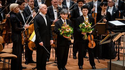 Dirigent Paavo Järvi, Komponist Toshio Hosokawa und Soloviolinist Daishin Kashimoto (v.l.) am Donnerstag in der Berliner Philharmonie. 