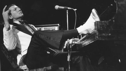 Das Instrument als Sparringpartner: Jerry Lee Lewis 1975 im New Yorker Madison Square Garden. 