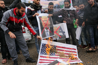 Palästinenser wollen in Rafah Poster verbrennen, auf denen US-Präsident Trump und Israels Ministerpräsident Netanjahu zu sehen sind. Foto: Ashraf Amra/dpa