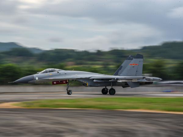Ein Kampfflugzeug des Ostkommandos der chinesischen Volksbefreiungsarmee (PLA) hebt im August 2022 während gemeinsamer Kampfübungen um die Insel Taiwan ab. 