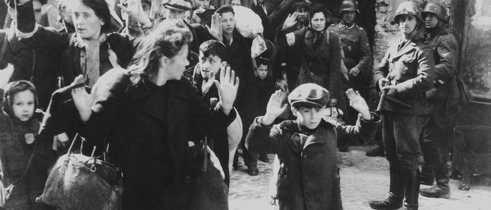 Von deutschen Soldaten während des Aufstands im Warschauer Ghetto gefangen genommene Juden, 19. April bis 16. Mai 1943.