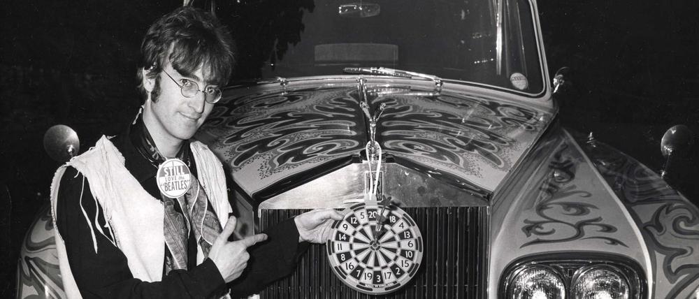 John Lennon 1968 vor seinem psychedelisch lackierten Rolls-Royce 