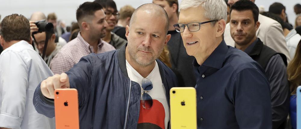 Jonathan Ive (links) hat als Apple-Designer alle wichtigen Produkte des iPhone-Konzerns geprägt. Im Bild rechts: Apple-CEO Tim Cook.