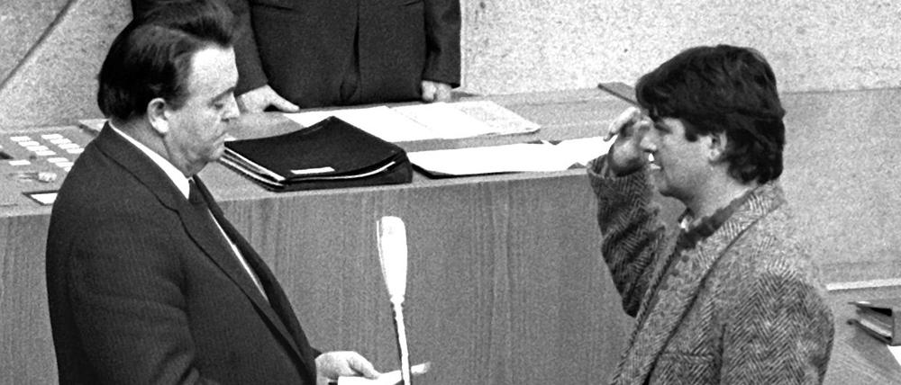 Hessens Ministerpräsident Holger Börner (SPD) vereidigt am 12. Dezember 1985 den grünen Umweltminister Joschka Fischer. 