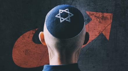 Jüdischer Mann trägt eine Kippa mit Davidstern auf dem Kopf vor AfD Logo
