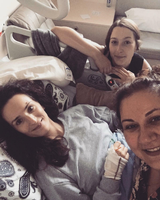 Julia Seip (links im Bild) bei einem ihrer zahlreichen Krankenhausaufenthalte in 2019. Foto: privat
