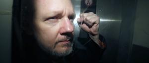 WikiLeaks-Gründer Julian Assange wird aus dem Gerichtssaal geführt.