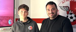 Julian Eckert (li., mit Jugendleiter Burak Isikdaglioglu) trainiert die A-Jugend des Berliner AK. Das Team ist Spitzenreiter in der Regionalliga.