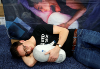 Da legst di' nieder: Julian Martijn Jagtenberg präsentiert auf der Technikmesse CES 2019 in Las Vegas einen "Somnox Sleep Robot", welcher im Schlaf unter anderem die Atemfrequenz überwachen soll. Foto: Reuters/Steve Marcus