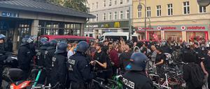 Trotz Demo-Verbots kamen am Mittwochabend viele Menschen zum  Hermannplatz. 