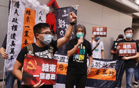 Soziale Demokraten gegen den Kommunismus. Eine in Richtung Peking adressierte Demonstration Hongkonger Aktivisten nach der Verabschiedung des neuen chinesischen Sicherheitsgesetzes (1.7.2020). Foto: imago images/ZUMA Wire