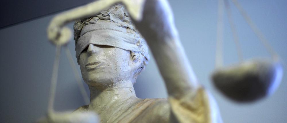 Die Statue Justitia in einem Amtsgericht