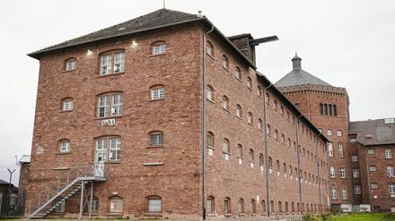 Das Hauptgebäude der Justizvollzugsanstalt in Bruchsal. Die Polizei fahndet weiterhin nach einem verurteilten Mörder, dem am 30.10.2023 die Flucht gelang. (Archivfoto)