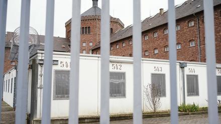 Hinter dem Gefängniszaun ist das Hauptgebäude der Justizvollzugsanstalt Bruchsal zu sehen. In diesem Gefängnis saß ein nun flüchtiger verurteilter Mörder ein. (Archivfoto)