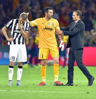 Gianluigi Buffon tröstet Lenoardo Bonucci und wird selbst von Trainer Massimiliano Allegri getröstet. Foto: dpa