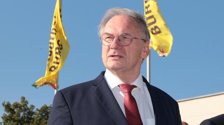 Reiner Haseloff (CDU), Ministerpräsident des Landes Sachsen-Anhalt, steht vor der Stadthalle Burg (Archivbild vom 19.09.2023).