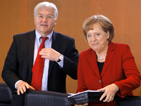 Bundeskanzlerin Angela Merkel und Bundesgesundheitsminister Jens Spahn (beide CDU) kommen mit Gesichtsmaske zur wöchentlichen Kabinettssitzung. Foto: John Macdougall/POOL afp/dpa