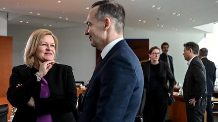 Bundesinnenministerin Nancy Faeser (SPD) und Verkehrsminister Volker Wissing (FDP) unterhalten sich vor der Sitzung des Bundeskabinetts im Bundeskanzleramt.