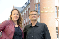 Zwei für Tausende. Dana Lützkendorf und Carsten Becker auf dem Campus der Charité in Mitte. Kai-Uwe Heinrich