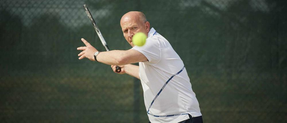 Kai Wegner bei einem seiner Hobbies: großes Tennis.