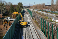 Die künftigen S-Bahn-Gleise liegen in der endgültigen Position, Blick vom Kamenzer Damm nach Norden. Am Montag wurden Lärmschutzwände gesetzt. Foto: Jörn Hasselmann