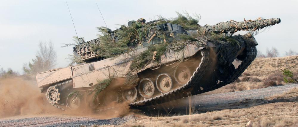 Kampfpanzer vom Typ Leopard 2 auf einem Testgelände. 